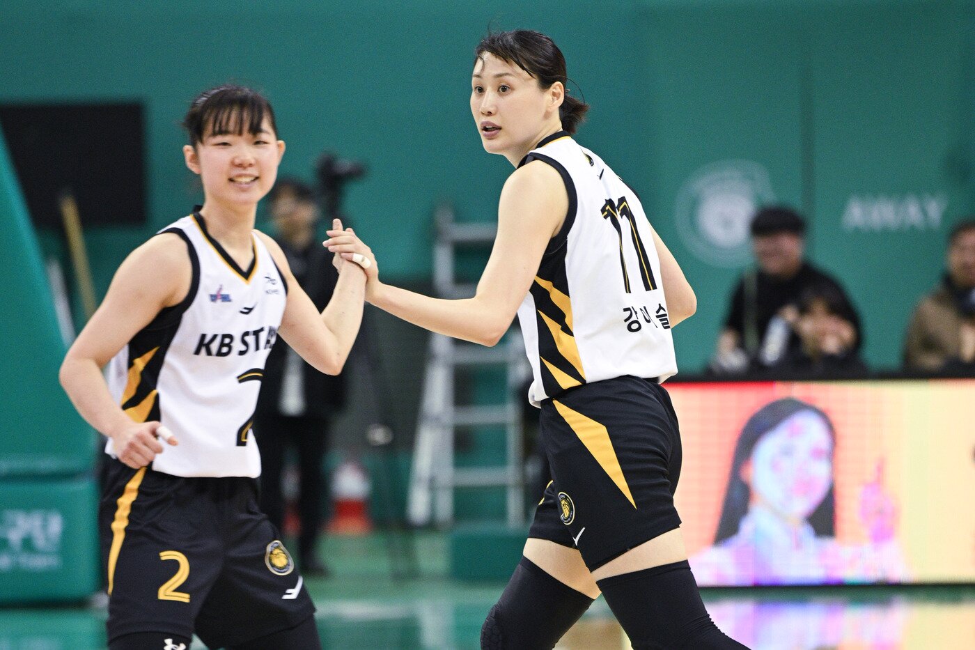 본문 이미지 - 청주 KB의 허예은(왼쪽)과 강이슬. (WKBL 제공)