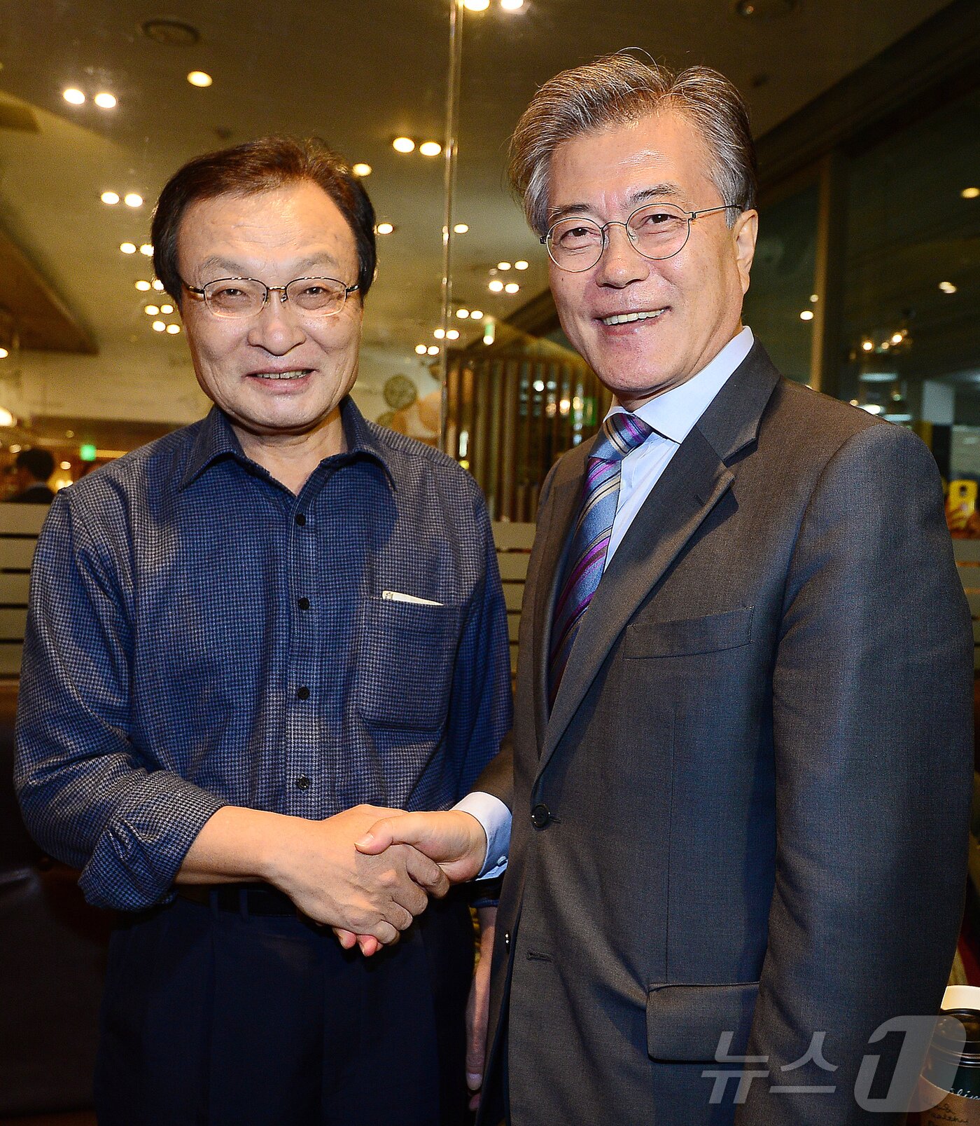 본문 이미지 - 베트남 출장 중 심근경색으로 위중한 상태에 빠졌던 이해찬 민주평화통일자문회의 수석부의장이 25일 베트남 호찌민에서 향년 73세를 일기로 별세했다. 사진은 지난 2016년 10월 20일 당시 문재인 전 더불어민주당 대표와 서울 서대문구 이화여대 아트하우스 모모영화관에서 열린 제3회 사람사는세상 영화제 개막식에서 인사 나누는 모습. 2026.1.25/뉴스1