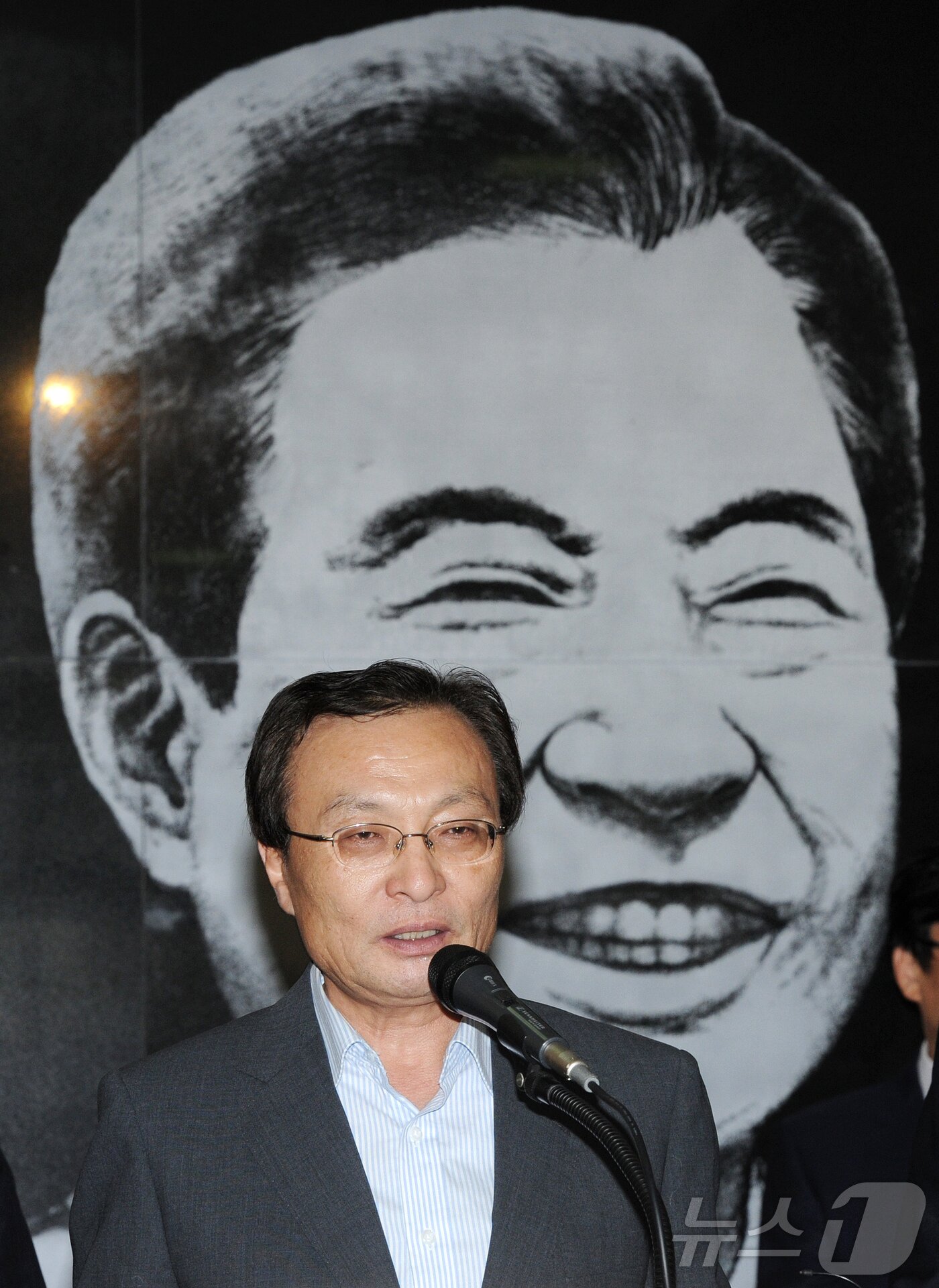 본문 이미지 - 베트남 출장 중 심근경색으로 위중한 상태에 빠졌던 이해찬 민주평화통일자문회의 수석부의장이 25일 베트남 호찌민에서 향년 73세를 일기로 별세했다. 사진은 지난 2012년 8월 6일 서울 동교동 김대중도서관에서 열린 '김대중 대통령 서거 3주기 추모 휘호·어록전' 개막식에서 인사말 하는 모습. 2026.1.25/뉴스1