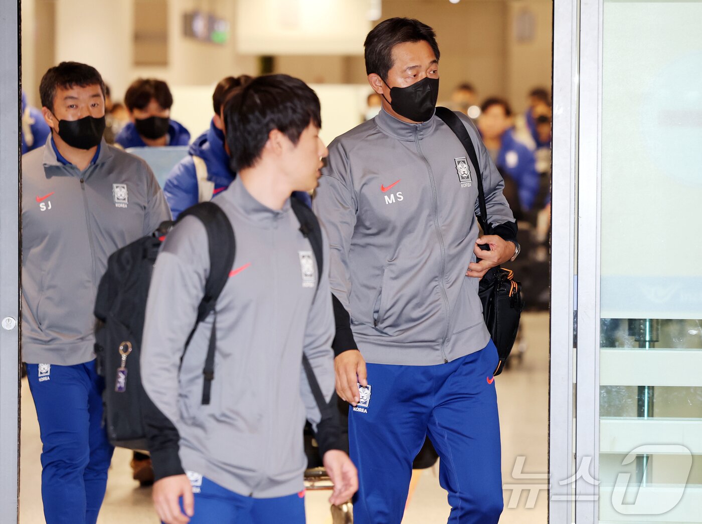 본문 이미지 - 이민성 대한민국 23세 이하(U-23) 축구 대표팀 감독을 비롯한 선수단이 25일 오후 인천국제공항을 통해 귀국하고 있다. 이민성 감독이 이끄는 축구 대표팀은 김상식 감독의 베트남에 승부차기 끝에 충격적인 패배를 당하며 아시아축구연맹(AFC) U-23 아시안컵을 4위로 마감했다. 2026.1.25/뉴스1 ⓒ News1 김진환 기자