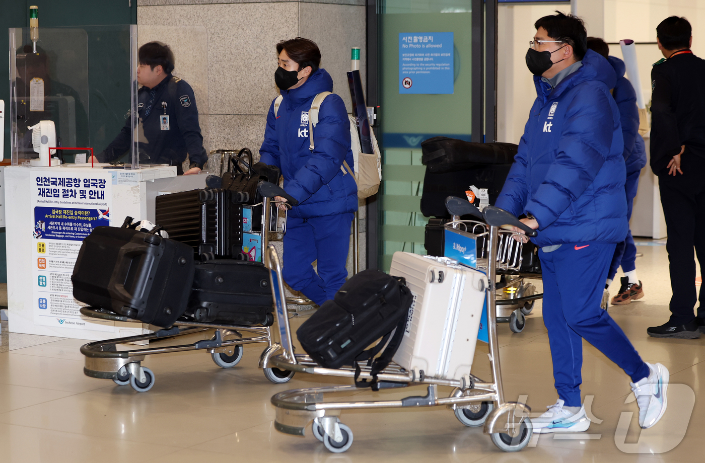 (인천공항=뉴스1) 김진환 기자 = 대한민국 23세 이하(U-23) 축구 대표팀  선수단이 25일 오후 인천국제공항을 통해 귀국하고 있다.이민성 감독이 이끄는 축구 대표팀은 김상식 …