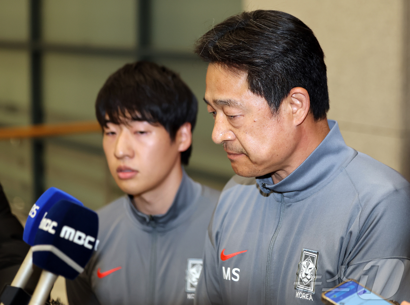 (인천공항=뉴스1) 김진환 기자 = 이민성 대한민국 23세 이하(U-23) 축구 대표팀 감독이 25일 오후 인천국제공항을 통해 귀국 후 인터뷰에 앞서 고개 숙여 인사하고 있다.이민 …