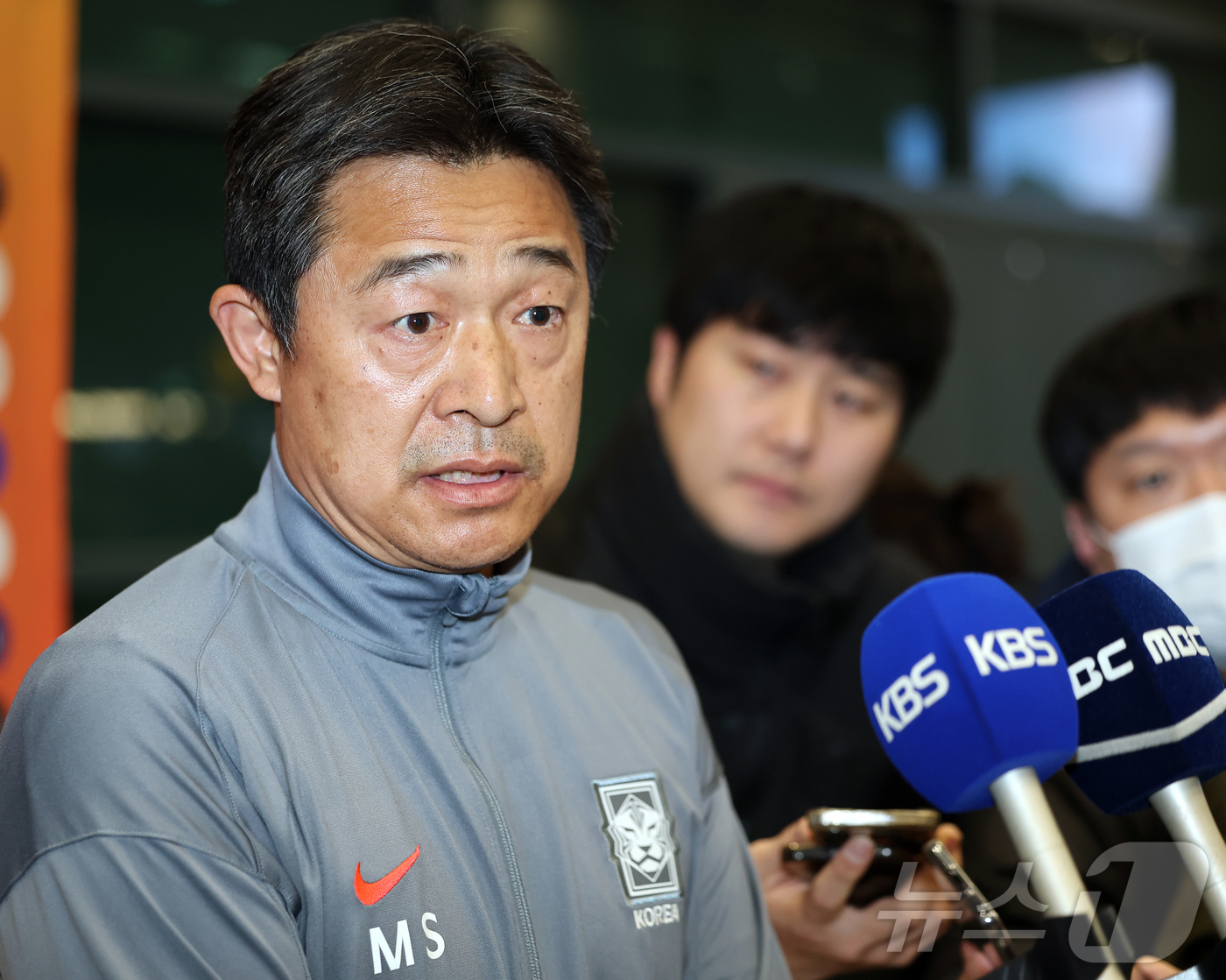 (인천공항=뉴스1) 김진환 기자 = 이민성 대한민국 23세 이하(U-23) 축구 대표팀 감독이 25일 오후 인천국제공항을 통해 귀국 후 인터뷰를 하고 있다.이민성 감독이 이끄는 축 …