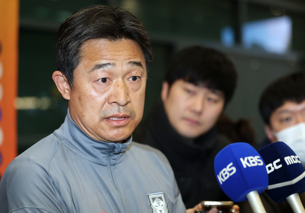 인터뷰하는 이민성 감독