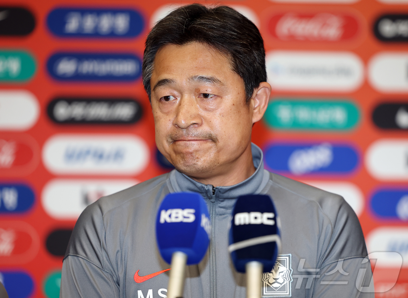 (인천공항=뉴스1) 김진환 기자 = 이민성 대한민국 23세 이하(U-23) 축구 대표팀 감독이 25일 오후 인천국제공항을 통해 귀국 후 인터뷰를 하고 있다.이민성 감독이 이끄는 축 …