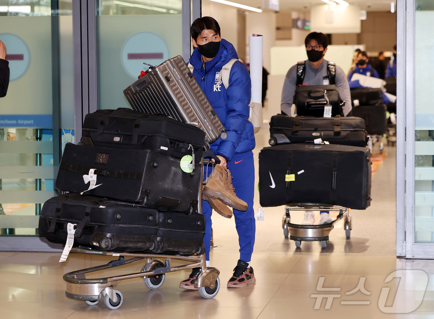 (인천공항=뉴스1) 김진환 기자 = 대한민국 23세 이하(U-23) 축구 대표팀 선수단이 25일 오후 인천국제공항을 통해 귀국하고 있다.이민성 감독이 이끄는 축구 대표팀은 김상식 …