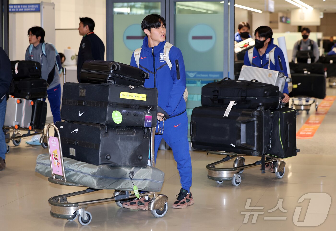 본문 이미지 - 대한민국 23세 이하(U-23) 축구 대표팀 선수단이 25일 오후 인천국제공항을 통해 귀국하고 있다. 이민성 감독이 이끄는 축구 대표팀은 김상식 감독의 베트남에 승부차기 끝에 충격적인 패배를 당하며 아시아축구연맹(AFC) U-23 아시안컵을 4위로 마감했다. 2026.1.25/뉴스1 ⓒ News1 김진환 기자