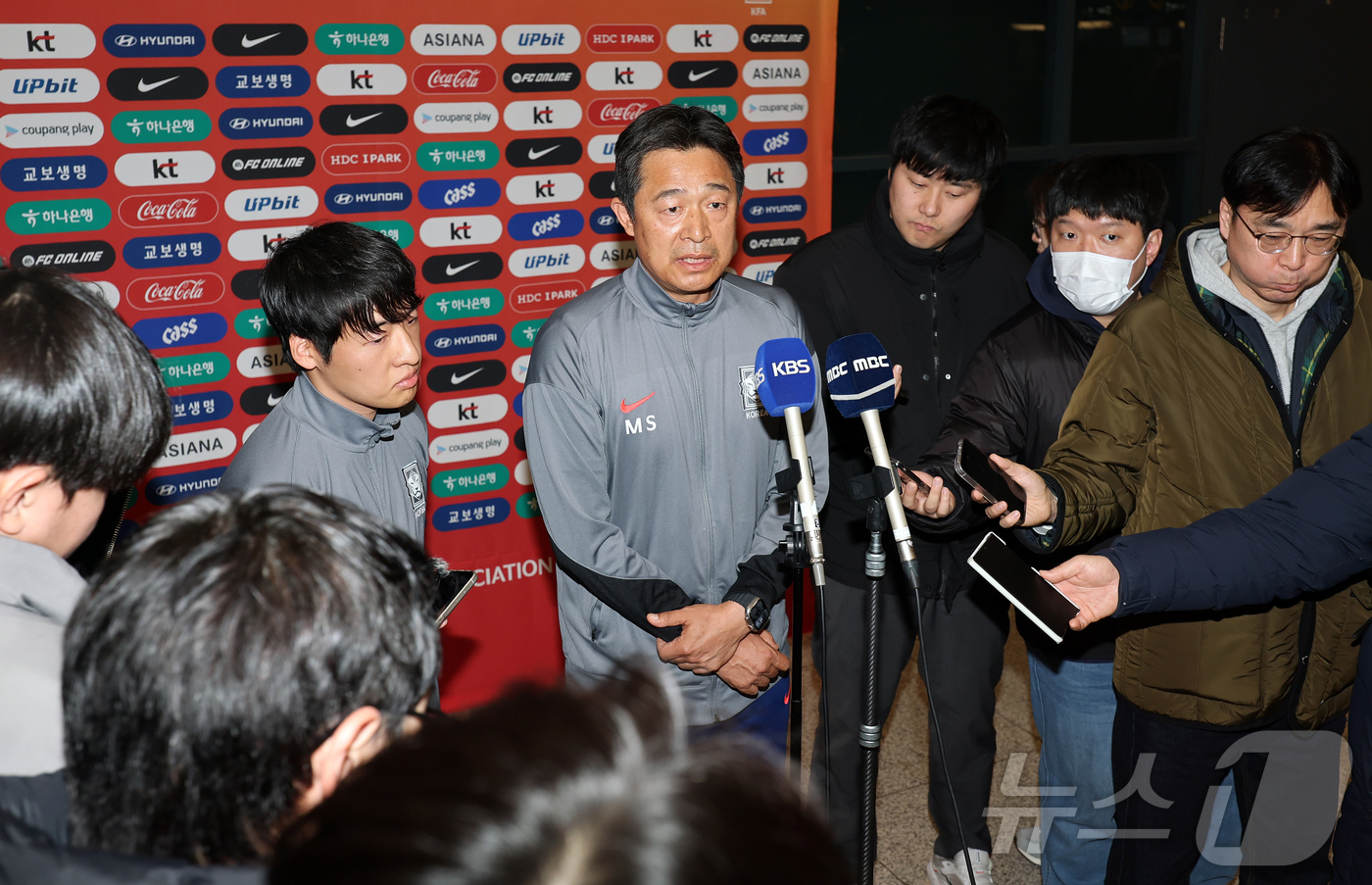 (인천공항=뉴스1) 김진환 기자 = 이민성 대한민국 23세 이하(U-23) 축구 대표팀 감독이 25일 오후 인천국제공항을 통해 귀국 후 인터뷰를 하고 있다.이민성 감독이 이끄는 축 …