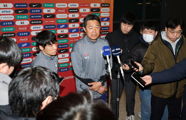 인터뷰하는 이민성 감독