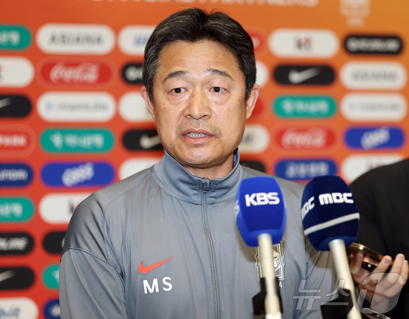 (인천공항=뉴스1) 김진환 기자 = 이민성 대한민국 23세 이하(U-23) 축구 대표팀 감독이 25일 오후 인천국제공항을 통해 귀국 후 인터뷰를 하고 있다.이민성 감독이 이끄는 축 …