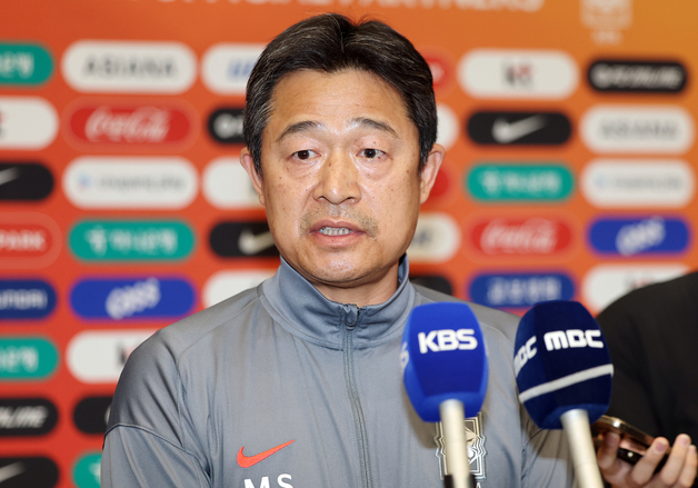 인터뷰하는 이민성 감독