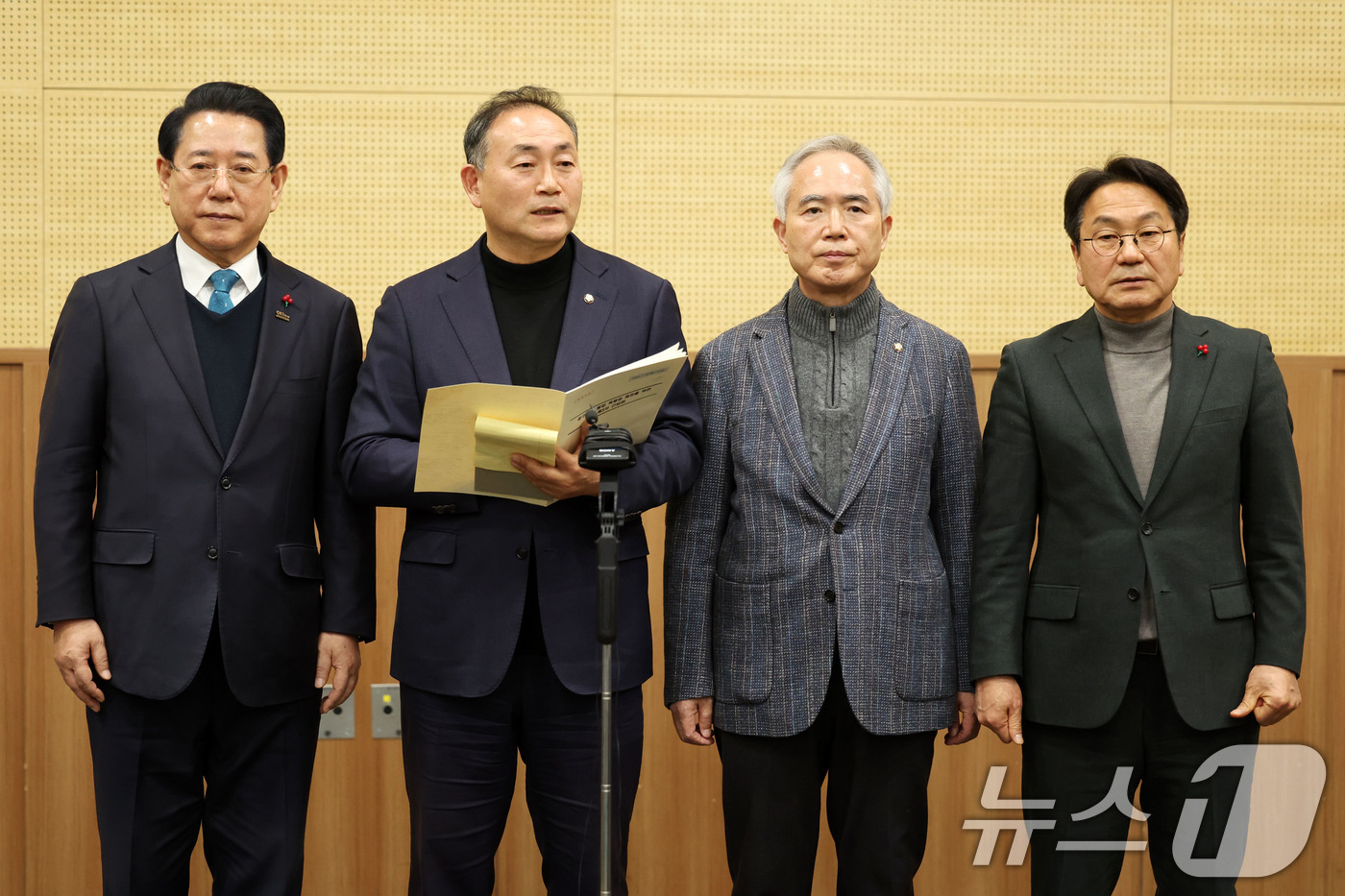 (광주=뉴스1) 이승현 기자 = 25일 광주 서구 김대중컨벤션센터에서 열린 광주전남 행정통합 특별법 제정을 위한 간담회에서 김원이 민주당 전남도당 위원장(왼쪽 두 번째)이 가칭 명 …