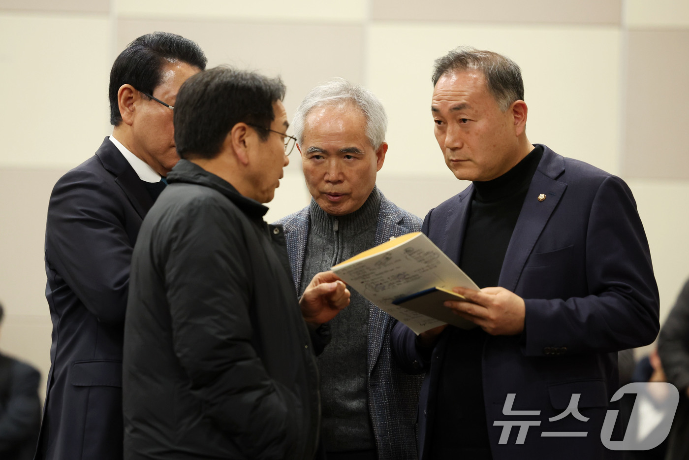 (광주=뉴스1) 이승현 기자 = 25일 광주 서구 김대중컨벤션센터에서 열린 광주전남 행정통합 특별법 제정을 위한 간담회에서 강기정 광주시장, 김원이 민주당 전남도당 위원장, 양부남 …