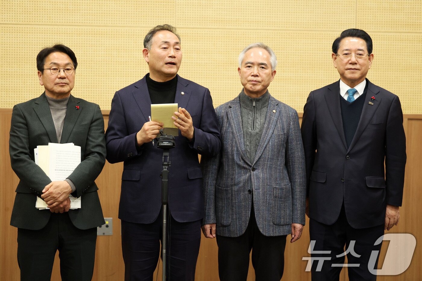 본문 이미지 - 25일 광주 서구 김대중컨벤션센터에서 광주전남 행정통합 특별법 제정을 위한 간담회에서 김원이 민주당 전남도당 위원장이 가칭 명칭에 대해 발표하고 있다. 왼쪽부터 강기정 광주시장, 김원이 민주당 전남도당 위원장, 양부남 민주당 광주시당 위원장, 김영록 전남지사. 2026.1.25/뉴스1 ⓒ News1 이승현 기자