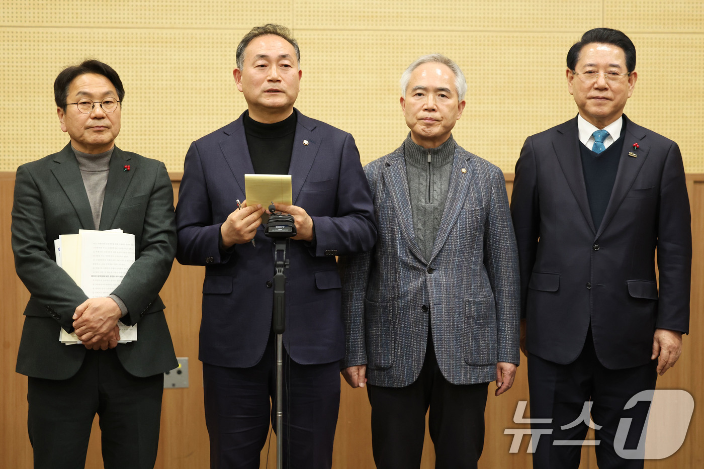 (광주=뉴스1) 이승현 기자 = 25일 광주 서구 김대중컨벤션센터에서 광주전남 행정통합 특별법 제정을 위한 간담회에서 김원이 민주당 전남도당 위원장이 가칭 명칭과 논의사항에 대해 …