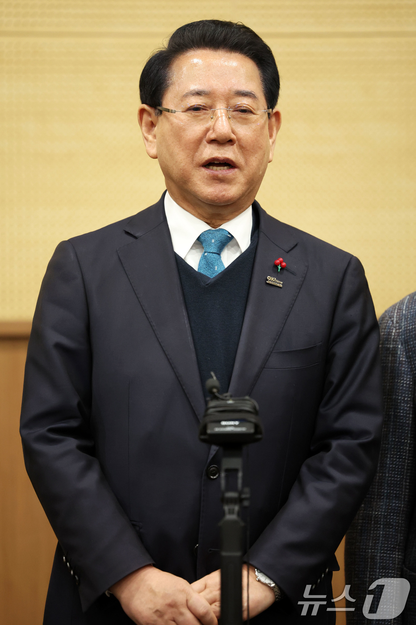 (광주=뉴스1) 이승현 기자 = 김영록 전남도지사가 25일 광주 서구 김대중컨벤션센터에서 열린 광주전남 행정통합 특별법 제정을 위한 간담회를 마치고 가칭과 공무원 보장 방침 등에 …