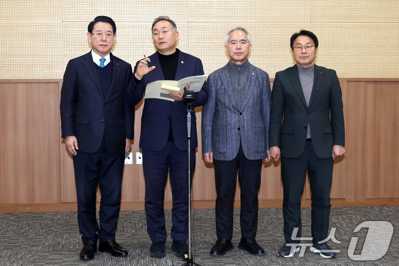 (광주=뉴스1) 이승현 기자 = 김원이 민주당 전남도당 위원장이 25일 광주 서구 김대중컨벤션센터에서 광주전남 행정통합 특별법 제정을 위한 간담회를 마치고 가칭과 공무원 보장 방침 …