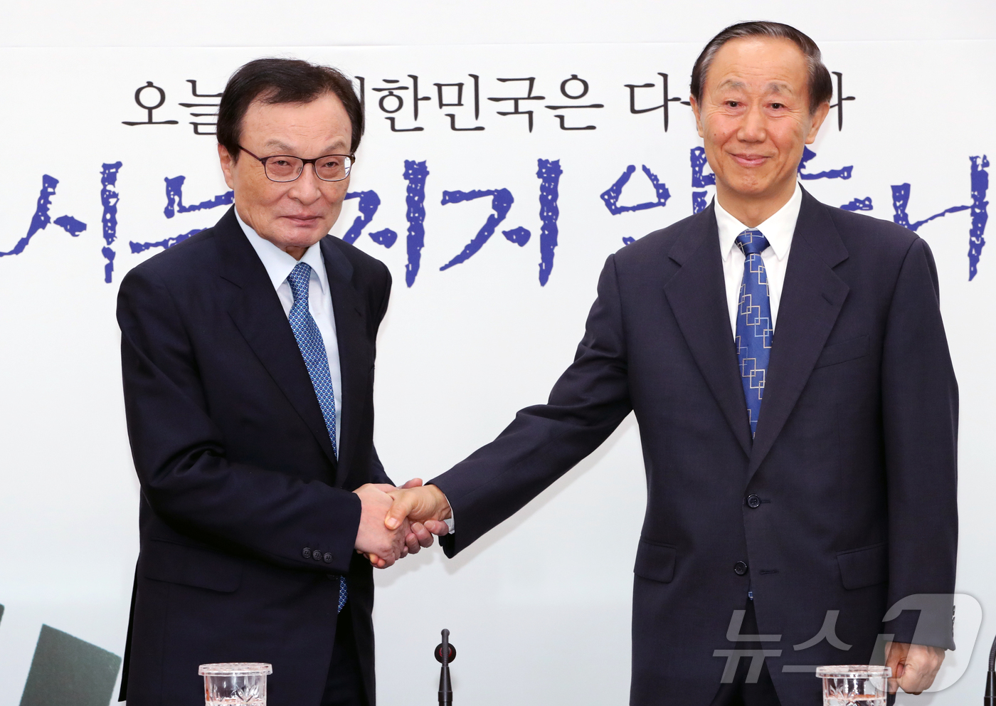 (서울=뉴스1) = 베트남 출장 중 심근경색으로 위중한 상태에 빠졌던 이해찬 민주평화통일자문회의 수석부의장이 25일 베트남 호찌민에서 향년 73세를 일기로 별세했다. 사진은 지난 …