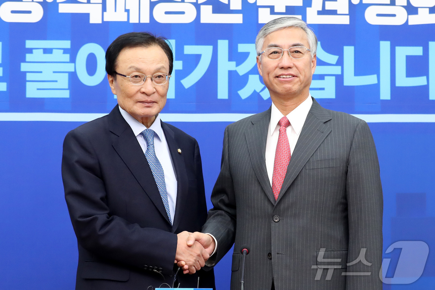 (서울=뉴스1) = 베트남 출장 중 심근경색으로 위중한 상태에 빠졌던 이해찬 민주평화통일자문회의 수석부의장이 25일 베트남 호찌민에서 향년 73세를 일기로 별세했다. 사진은 지난 …