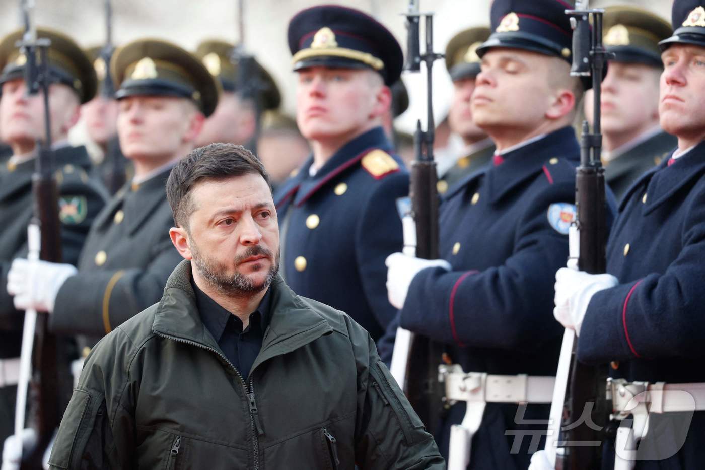 본문 이미지 - 볼로디미르 젤렌스키 우크라이나 대통령이 25일(현지시간) 리투아니아 빌뉴스에서 열린 환영식에 참석하고 있다. 2026.1.25 ⓒ AFP=뉴스1 ⓒ News1 김경민 기자
