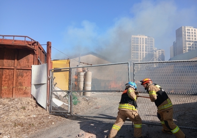 충북 옥천 고물상야적상서 불…인명피해 없어