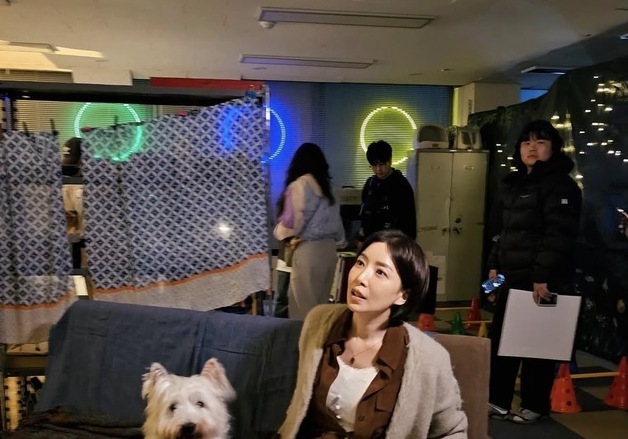윤세아, 촬영장서 함께 한 반려견 "와! 우리 봄이…귀한 사진" [N샷]