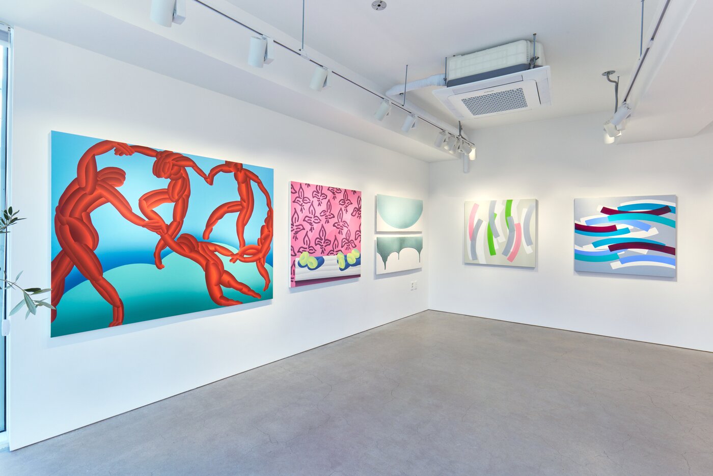 본문 이미지 - '곡선의 미학'전 전시 전경(페이토 갤러리 제공)