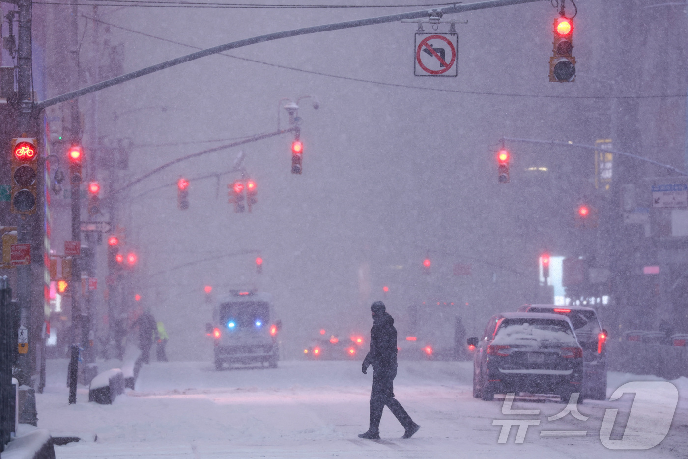 (뉴욕 로이터=뉴스1) 류정민 특파원 = 25일(현지시간) 미국 전역에 겨울 눈폭풍이 몰아친 가운데 한 남성이 뉴욕 타임스퀘어 인근 도로를 건너고 있다. 2026.01.25.ⓒ 로 …