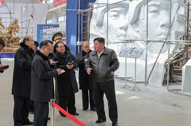 러시아 파병군 동상 등 예술품 제작…'위훈' 기념 박차[데일리 북한]