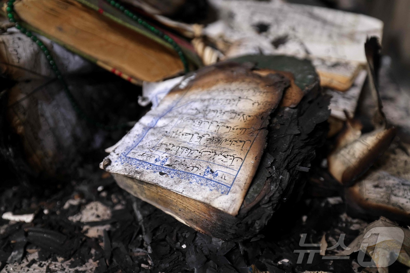 (AFP=뉴스1) 윤다정 기자 = 21일(현지시간) 이란 반(反)정부 시위로 피해를 입은 테헤란 동부 샤히드 베헤슈티 모스크의 꾸란이 불탄 모습. 2026.01.21.ⓒ AFP=뉴 …