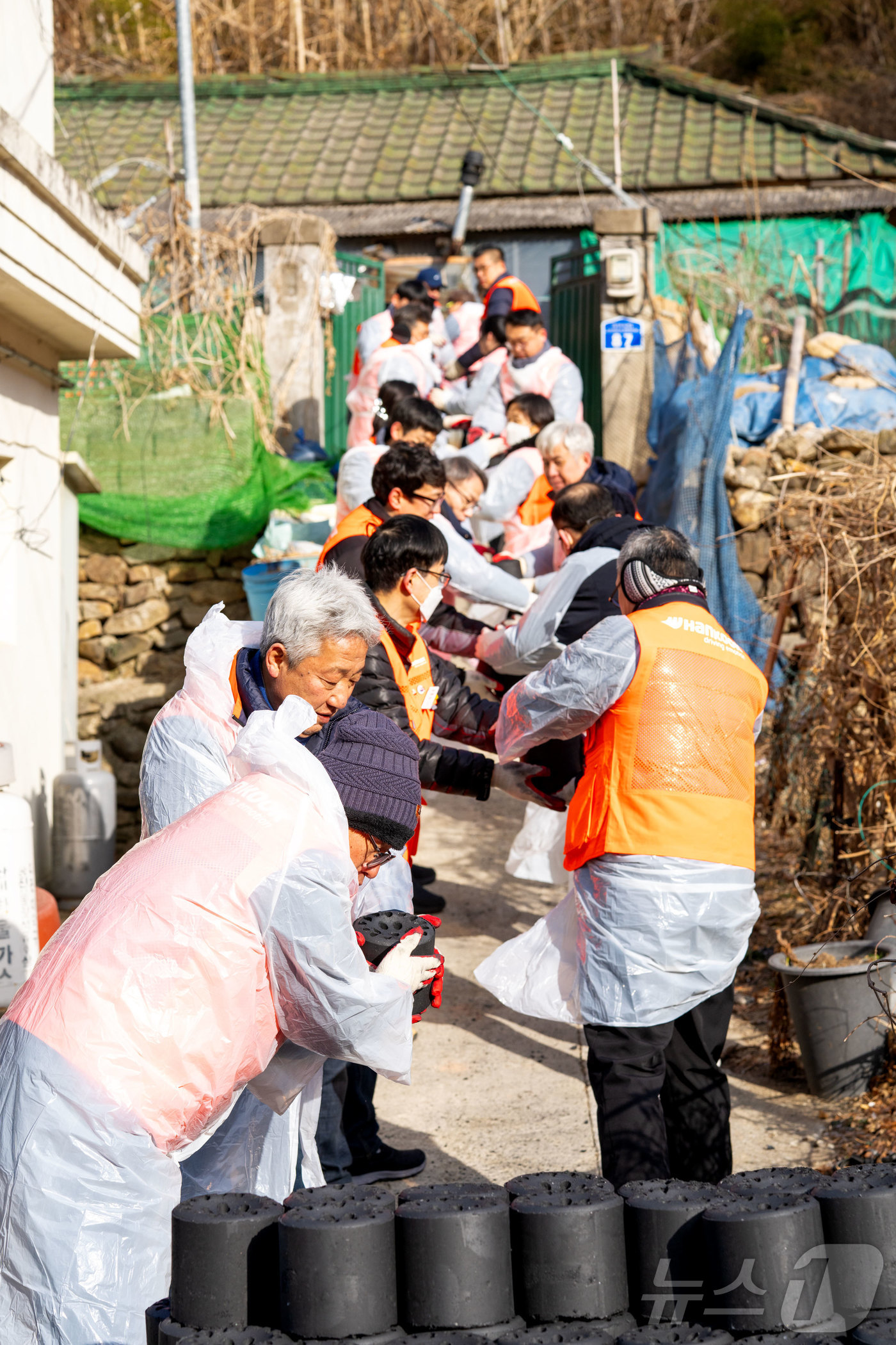 (대전=뉴스1) 이동원 기자 = 한국타이어앤테크놀로지㈜ 지난 19일과 21일 대전시 대덕구 연축동, 충청남도 금산군 금산읍 소재 취약계층 11개 가정을 방문해 총 3,500장의 연 …