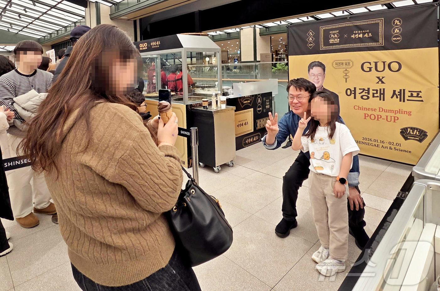 (대전=뉴스1) 이동원 기자 = 대전신세계 Art&Science 지하 1층 식품 행사장에서 내달 1일까지 여경래 셰프X구오만두의 팝업이 진행되고 있는 가운데 지난 23일 팝업을 방 …