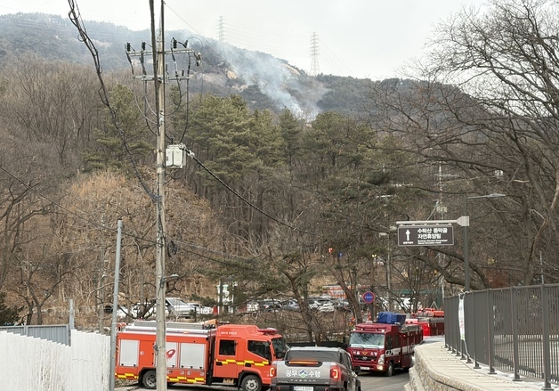서울 수락산 불 6시간 만에 초진…수암사 일부 전소(종합)