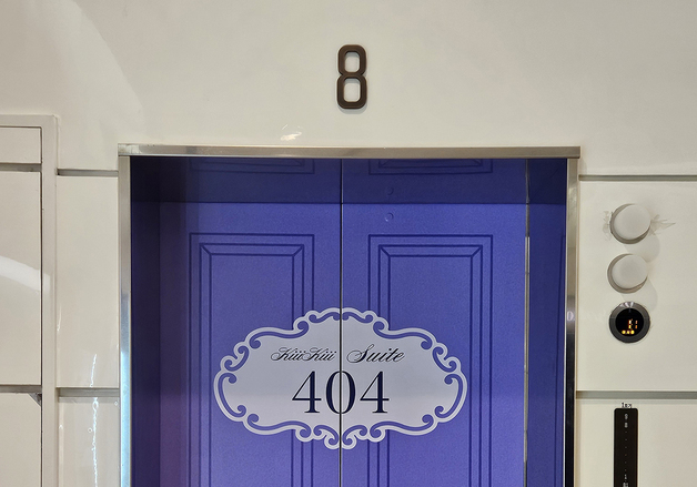 롯데免, 면세점 전용 엘리베이터 'K-POP 무대'로 바꿨다