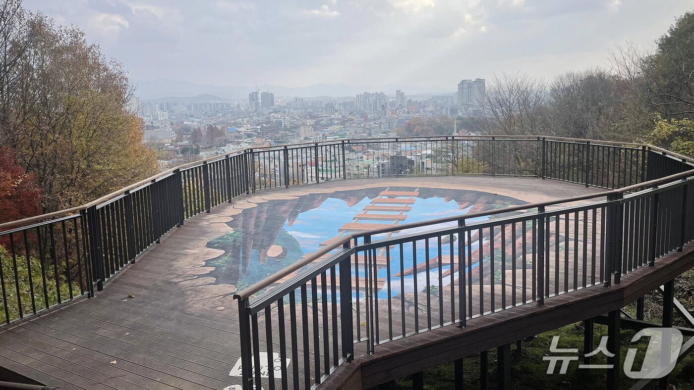 본문 이미지 - 부춘산 황톳길에 조성된 전망데크 모습(서산시 제공. 재판매 및 DB금지)2026.1.26/뉴스1