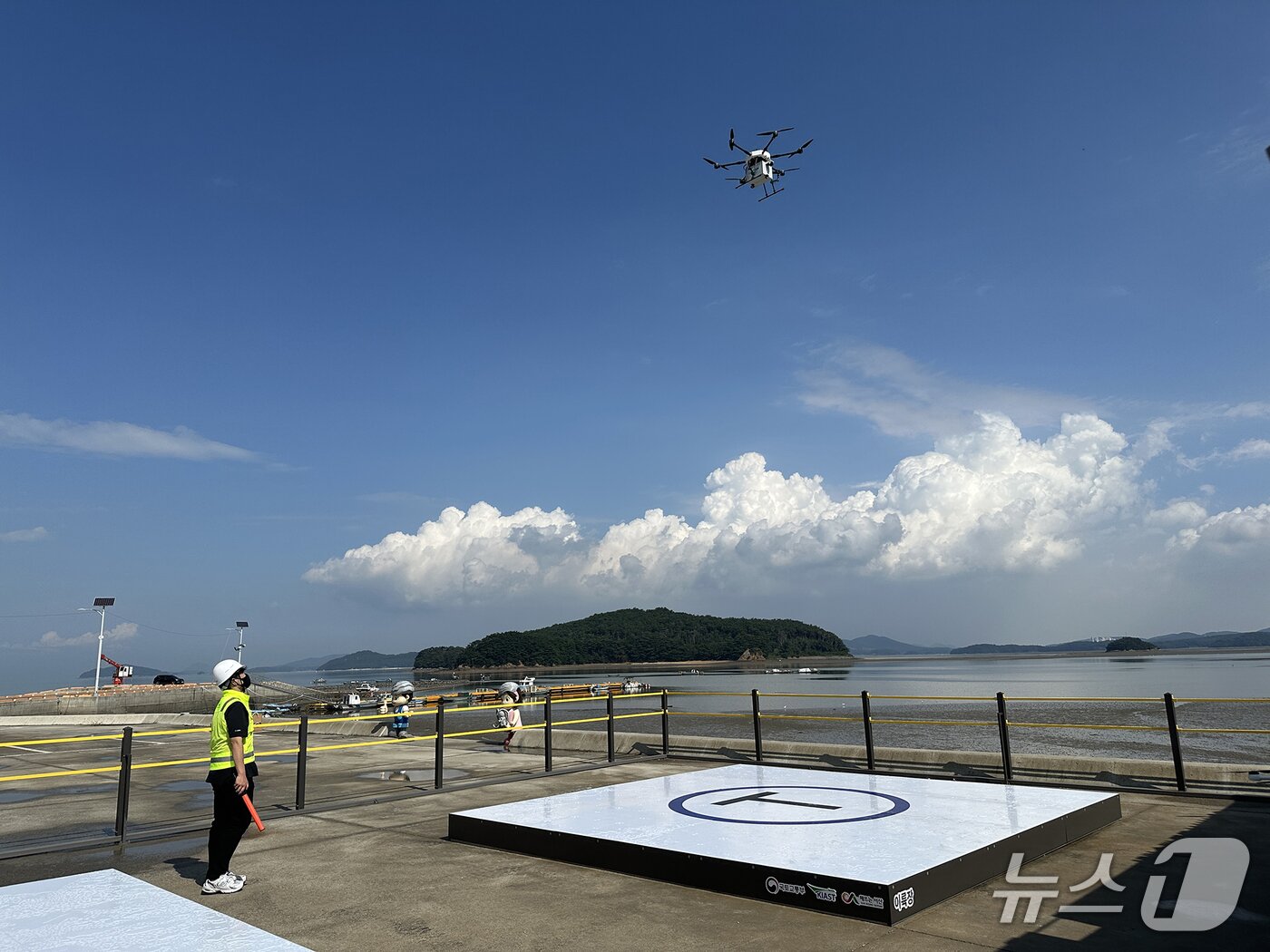 본문 이미지 - 드론이 지곡면 중왕항 배송 거점에서 이륙하는 모습(서산시 제공. 재판매 및 DB금지)2026.1.26/뉴스1