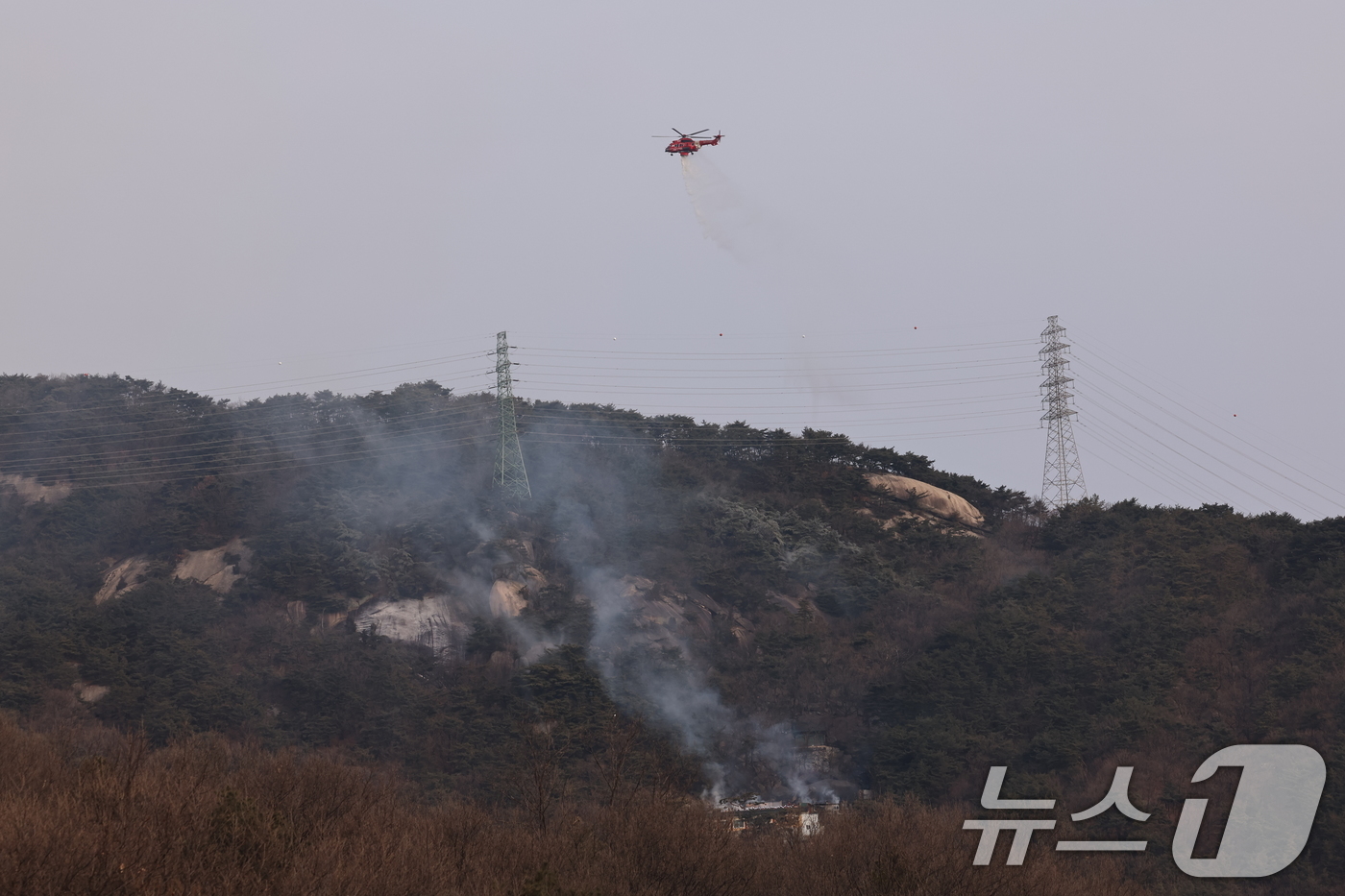 (서울=뉴스1) 구윤성 기자 = 26일 오전 서울 노원구 수락산에서 화재가 발생해 소방헬기가 화재진압을 하고 있다. 2026.1.26/뉴스1