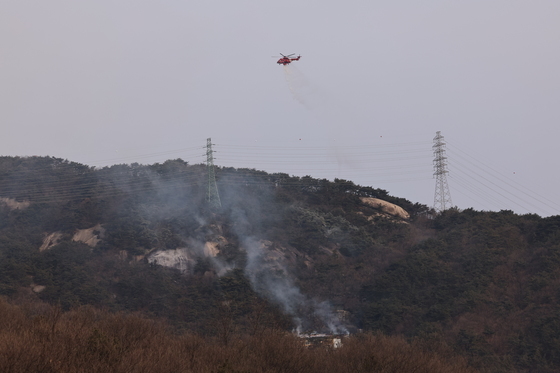 수락산 산불로 수암사 일부 전소…당국, 잔불 정리 중(종합2보)