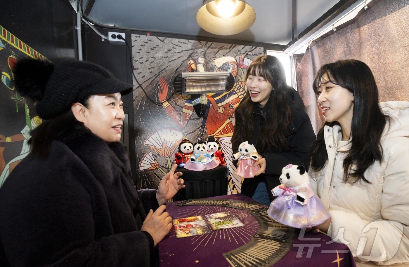본문 이미지 - 사진은 에버랜드 타로점에서 모델들이 신년 바오패밀리 굿즈와 함께 타로를 체험하고 있는 모습. (삼성물산 제공. 재판매 및 DB 금지) 2026.1.26 ⓒ 뉴스1