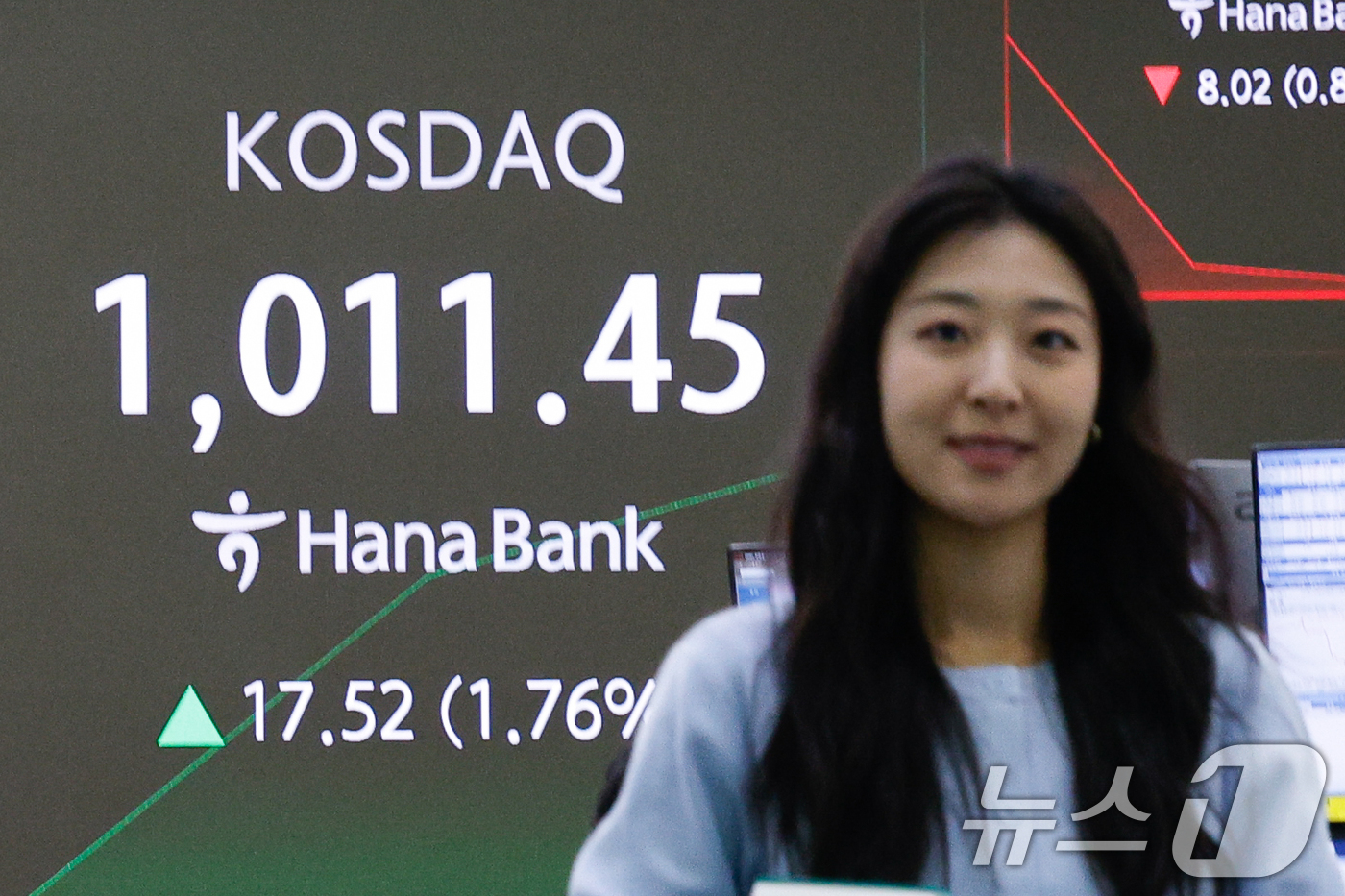 (서울=뉴스1) 안은나 기자 = 26일 오전 서울 중구 하나은행 딜링룸 전광판에 코스피, 코스닥, 원·달러 환율 시황이 나오고 있다.이날 코스닥 지수가 4년 만에 장중 '천스닥'을 …