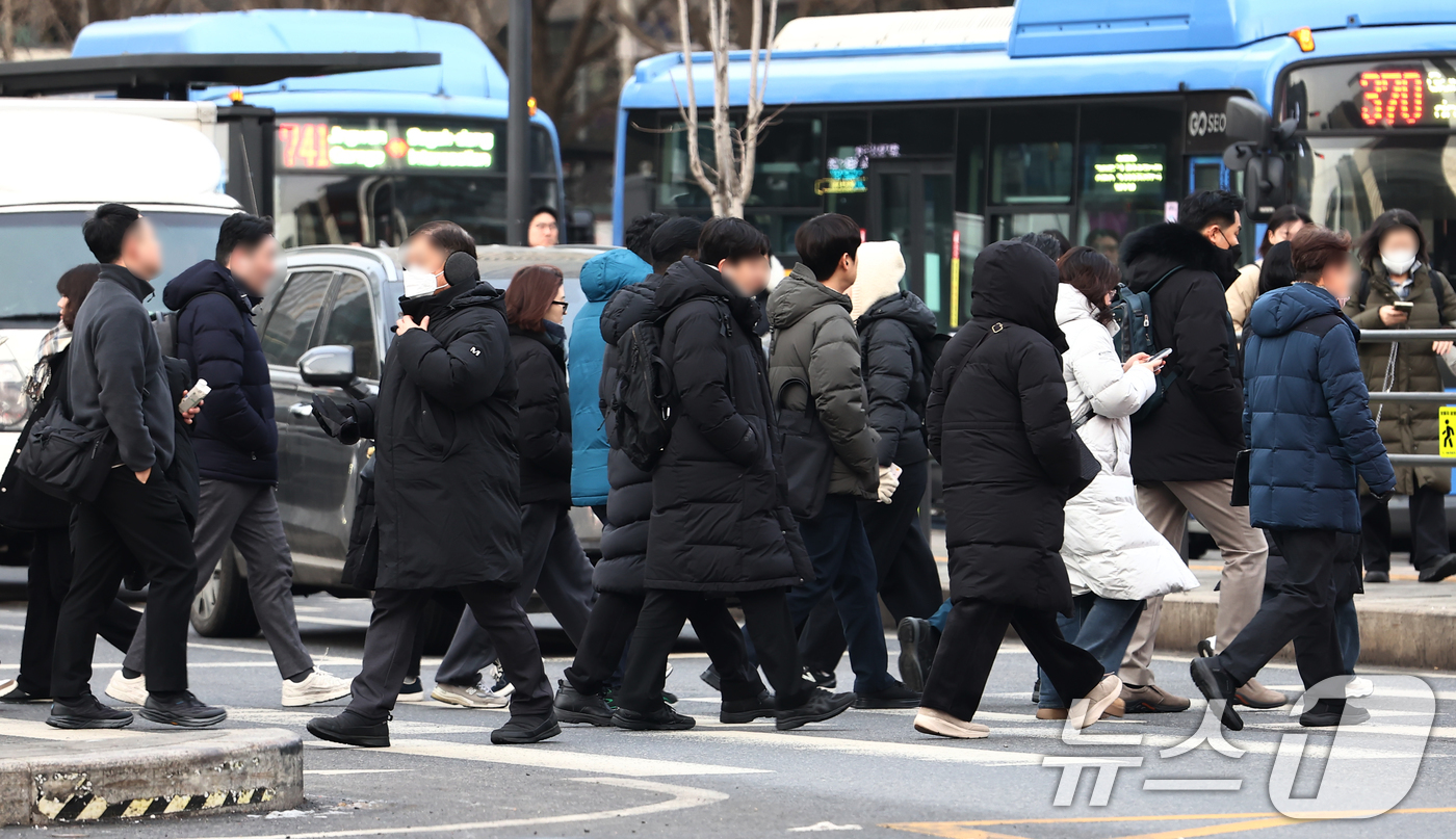 (서울=뉴스1) 김민지 기자 = 서울 아침 기온이 영하 10도를 밑도는 영하권 추위가 이어진 26일 오전 서울 종로구 광화문사거리에서 시민들이 두꺼운 외투를 입고 발걸음을 옮기고 …