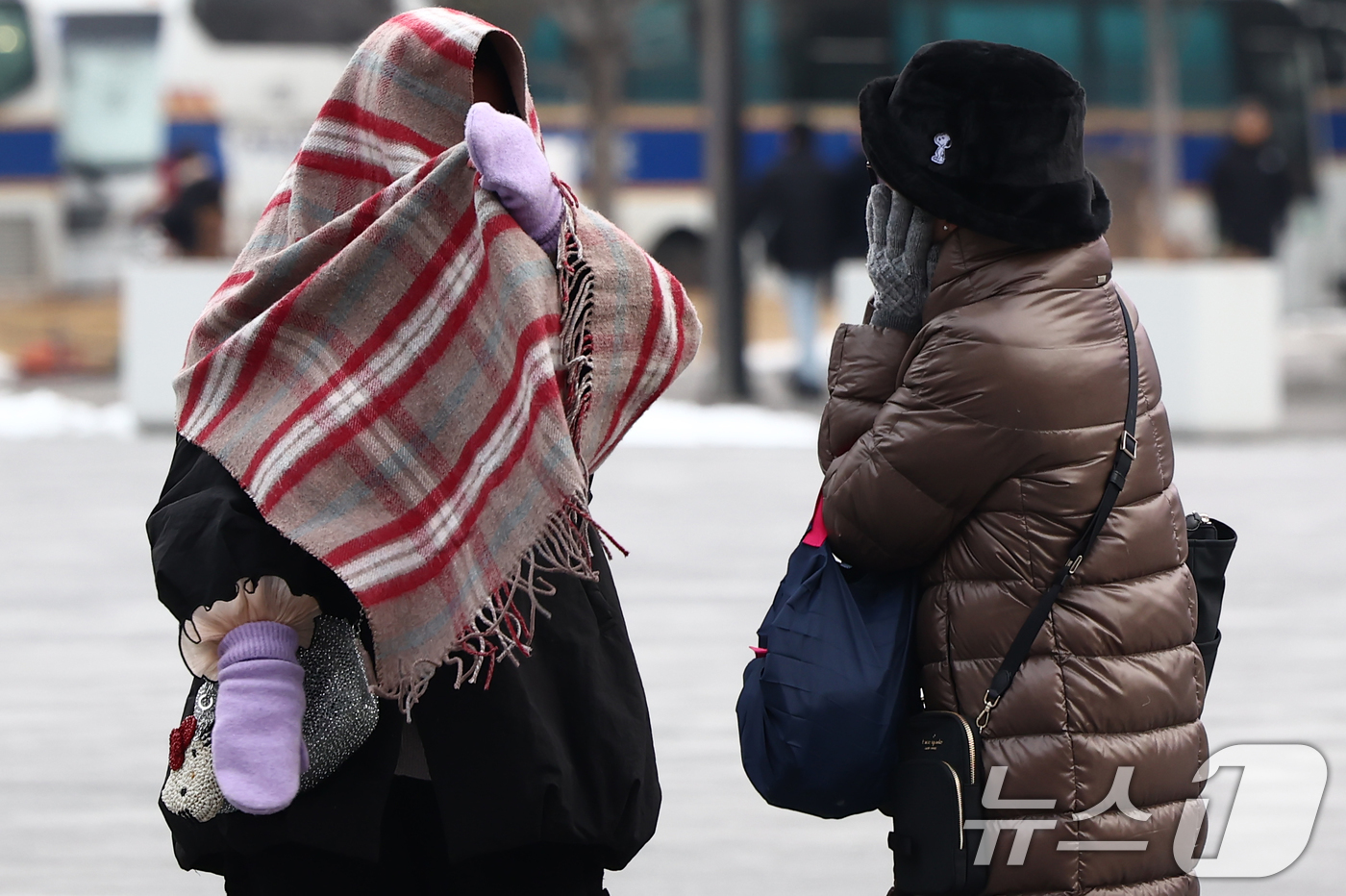 (서울=뉴스1) 김민지 기자 = 서울 아침 기온이 영하 10도를 밑도는 영하권 추위가 이어진 26일 오전 서울 종로구 광화문광장에서 한 시민이 목도리를 몸에 두르고 있다. 2026 …