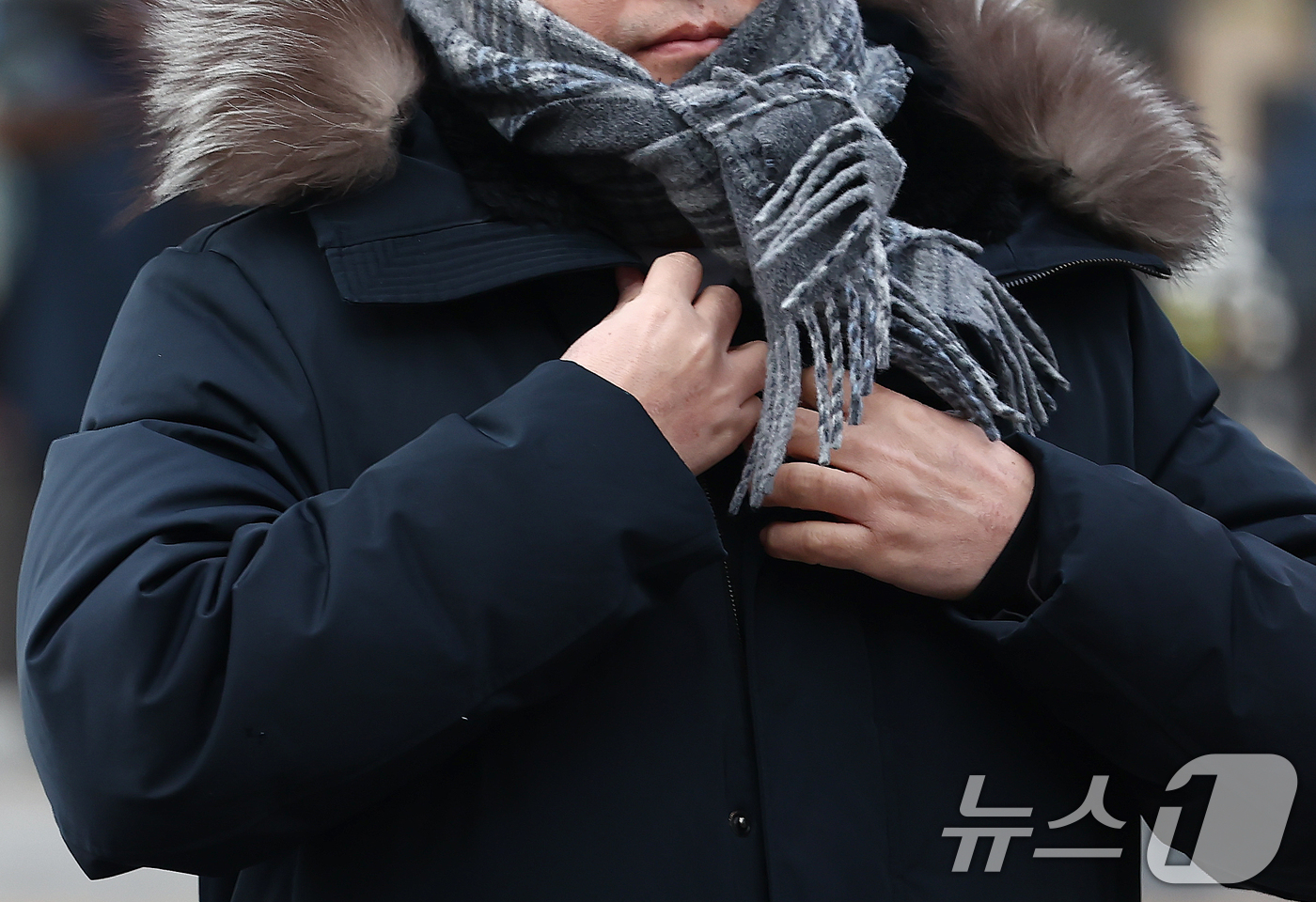(서울=뉴스1) 김민지 기자 = 서울 아침 기온이 영하 10도를 밑도는 영하권 추위가 이어진 26일 오전 서울 종로구 광화문사거리에서 한 시민이 목도리를 여미고 있다. 2026.1 …