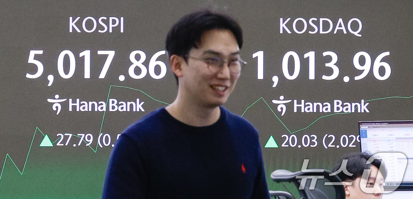 본문 이미지 - 26일 오전 서울 중구 하나은행 딜링룸 전광판에 코스피, 코스닥 시황이 나오고 있다. 2026.1.26/뉴스1 ⓒ News1 안은나 기자