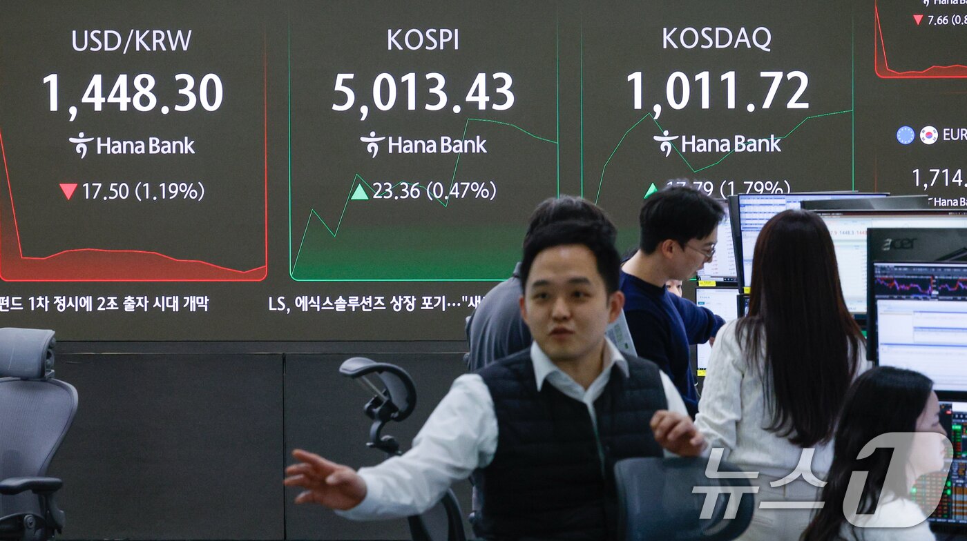 본문 이미지 - 26일 오전 서울 중구 하나은행 딜링룸에서 딜러들이 업무를 보고 있다. 2026.1.26/뉴스1 ⓒ News1 안은나 기자