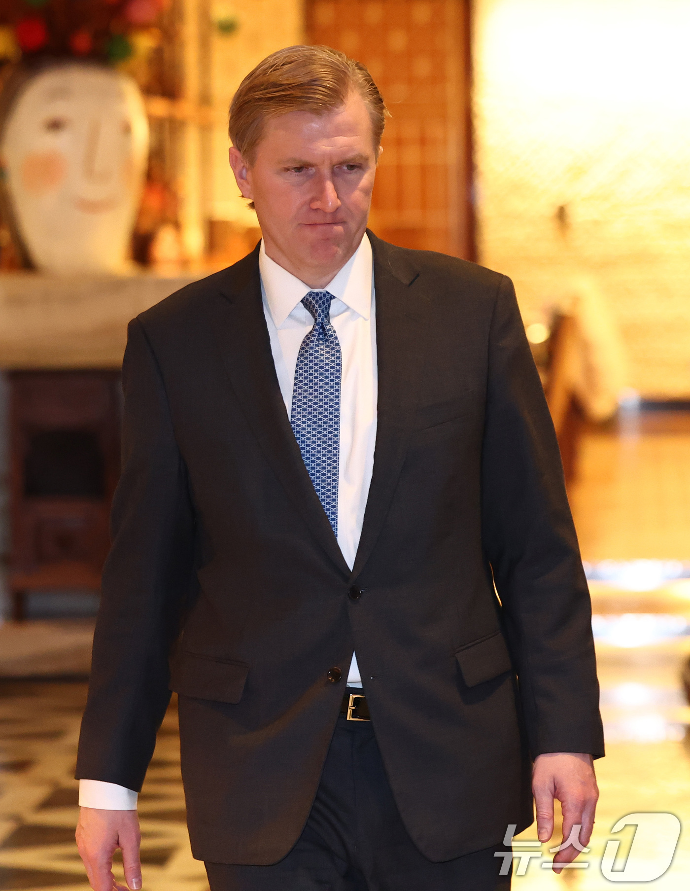 (서울=뉴스1) 최지환 기자 = 엘브리지 콜비 미국 국방부 정책담당 차관이 26일 오전 서울 종로구 포시즌스호텔에서 조현 외교부 장관과 외교안보 현안 논의를 마치고 행사장을 나서고 …