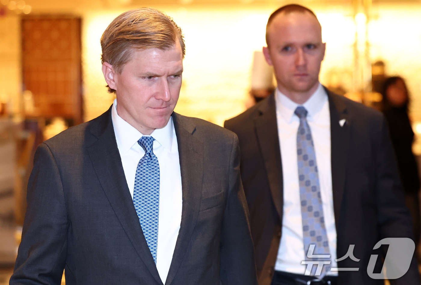 (서울=뉴스1) 최지환 기자 = 엘브리지 콜비 미국 국방부 정책담당 차관이 26일 오전 서울 종로구 포시즌스호텔에서 조현 외교부 장관과 외교안보 현안 논의를 마치고 행사장을 나서고 …