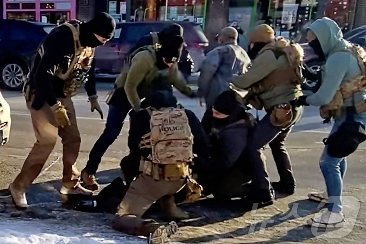 본문 이미지 - 지난 24일(현지시간) 미국 미네소타주 미니애폴리스에서 이민세관단속국(ICE) 요원들이 알렉스 제프리 프레티(37)를 둘러싸 폭행하며 제압하고 있다. 프레티는 생전 미니애폴리스 재향군인 의료시스템에서 중환자실 간호사로 근무했다. 2026.01.24. ⓒ 로이터=뉴스1 ⓒ News1 윤다정 기자