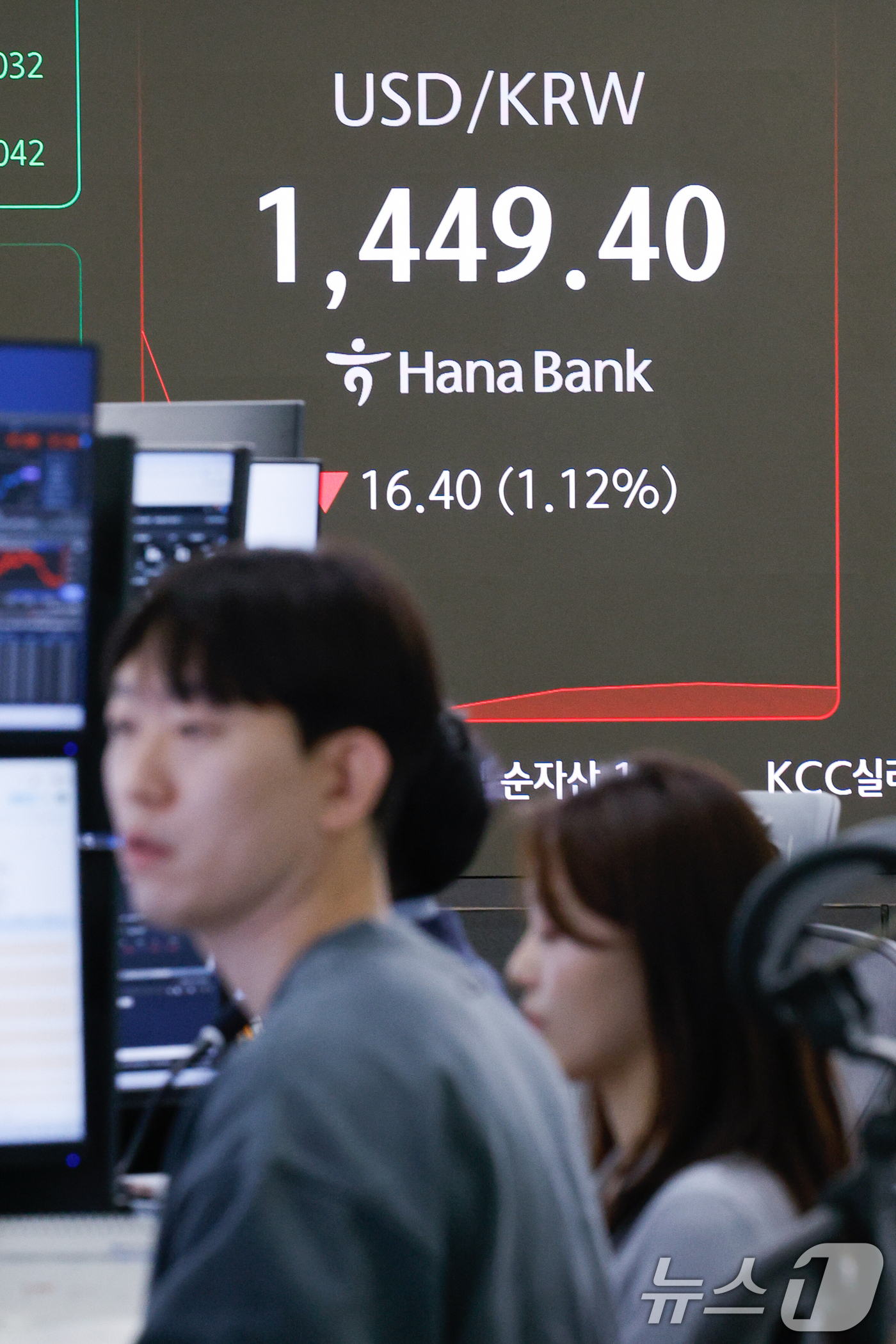 (서울=뉴스1) 안은나 기자 = 26일 오전 서울 중구 하나은행 딜링룸에서 딜러들이 업무를 보고 있다.이날 코스닥 지수가 4년 만에 '천스닥'을 돌파, 1% 오른 1003.9에 출 …