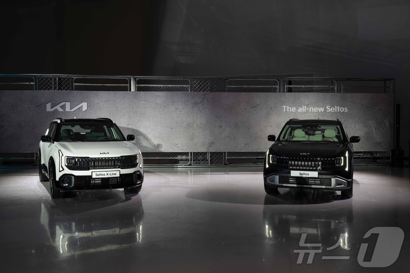 (서울=뉴스1) = 기아가 국내 대표 소형 SUV ’디 올 뉴 셀토스’의 사양 구성과 가격을 공개하고 오는 27일부터 계약을 시작한다고 26일 밝혔다. 사진은 지난 23일 서울 중 …